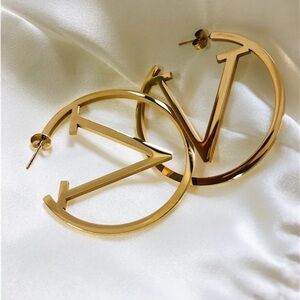 New! ✨ Stunning Luxury Designer Gold-tone V Hoop Earrings Fashion Jewelry Vlogo